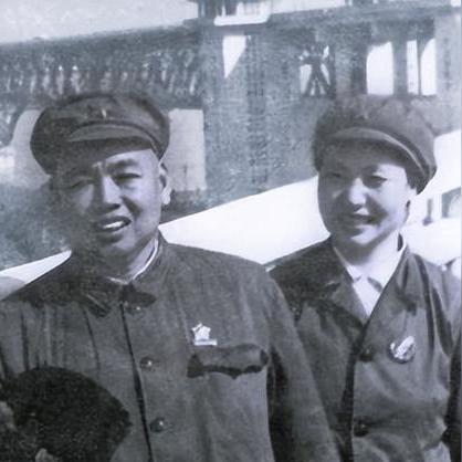 (形容两个人相互羁绊的成语)羁绊形容两个人关系：相互依赖、共同成长的深厚情感纽带